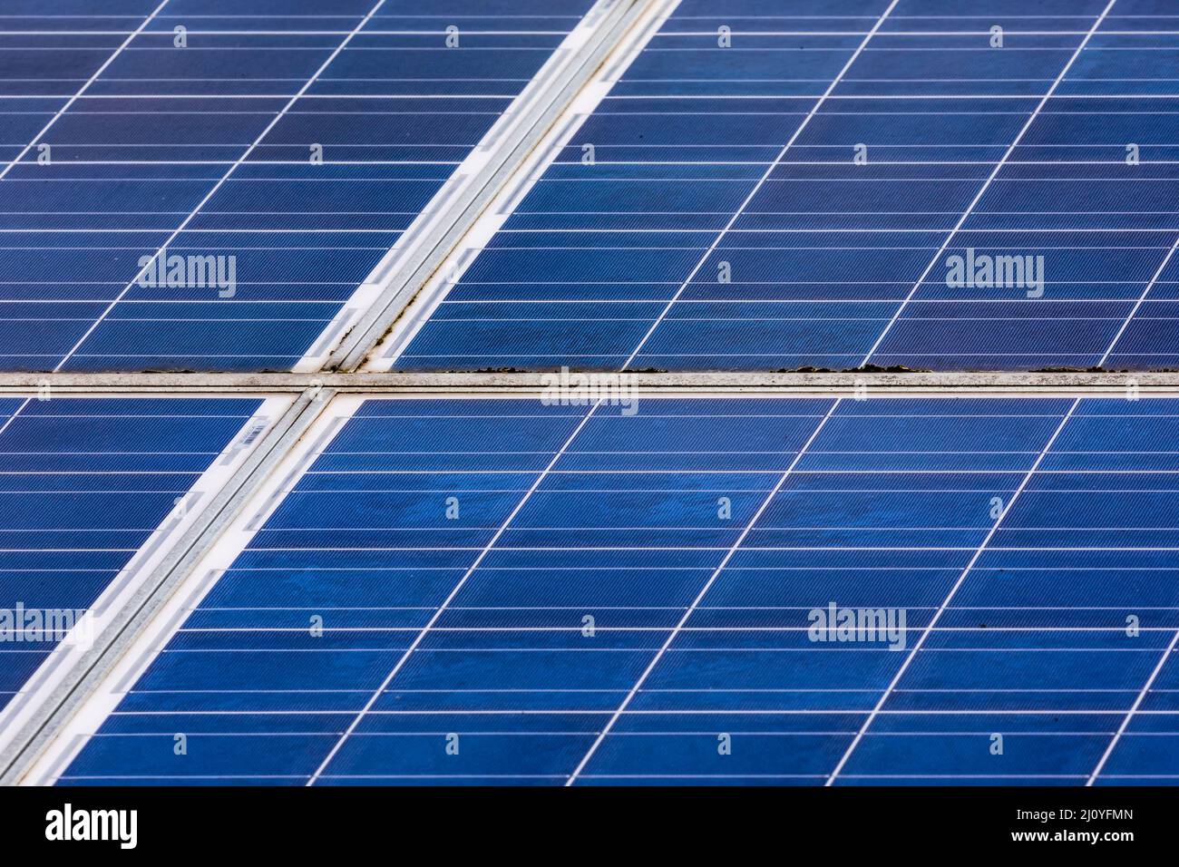 Ältere PV-Paneele einer privaten Photovoltaikanlage erzeugen Strom und werden über die EEG-Vergütung, Deutschland, abgerechnet Stockfoto
