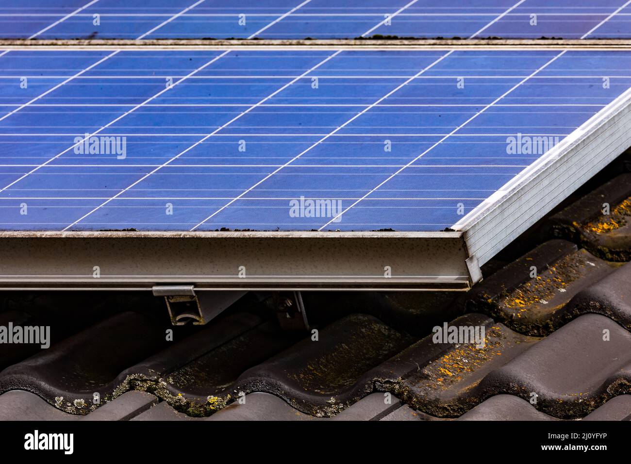 Solarmodule einer umweltfreundlichen Hausdachanlage für die private Stromerzeugung mit Photovoltaik in Deutschland Stockfoto