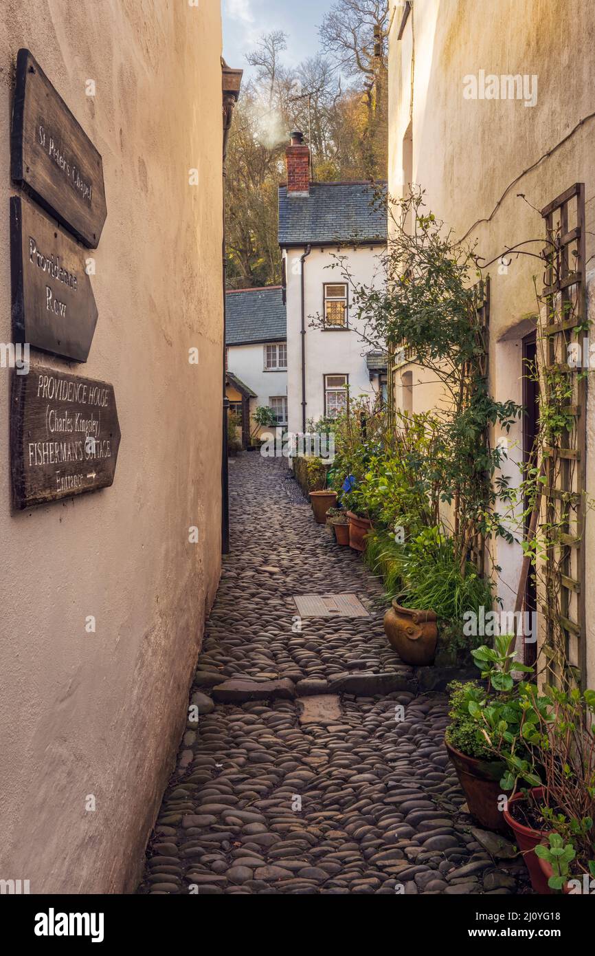 Eine der malerischen Kopfsteinpflasterstraßen im historischen Fischerdorf Clovelly in North Devon. Stockfoto