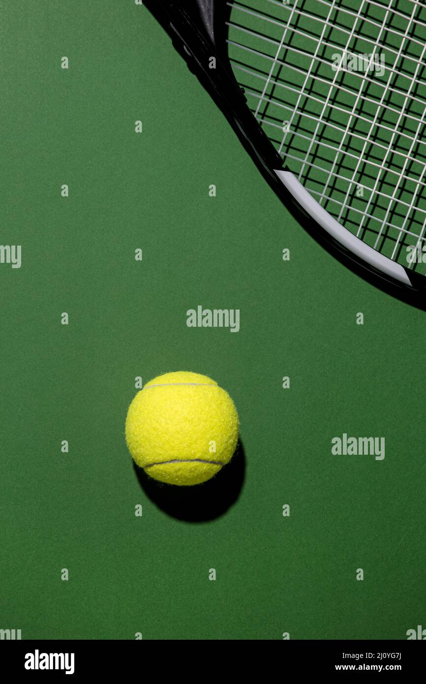 Draufsicht Tennisball mit Schläger. Hochwertige Fotos Stockfoto