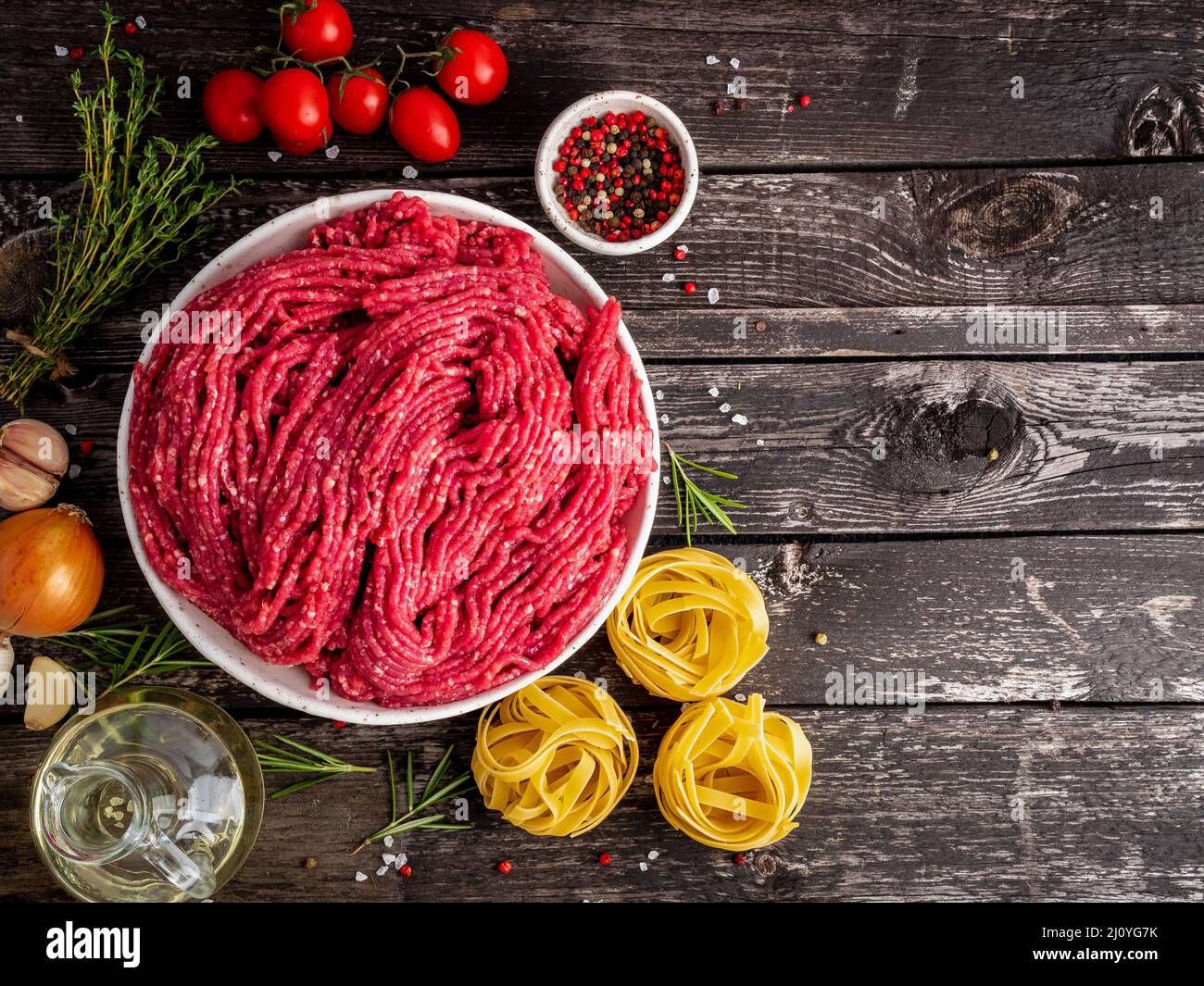 Hackfleisch, Hackfleisch mit Zutaten zum Kochen auf dunkelblau Stockfoto