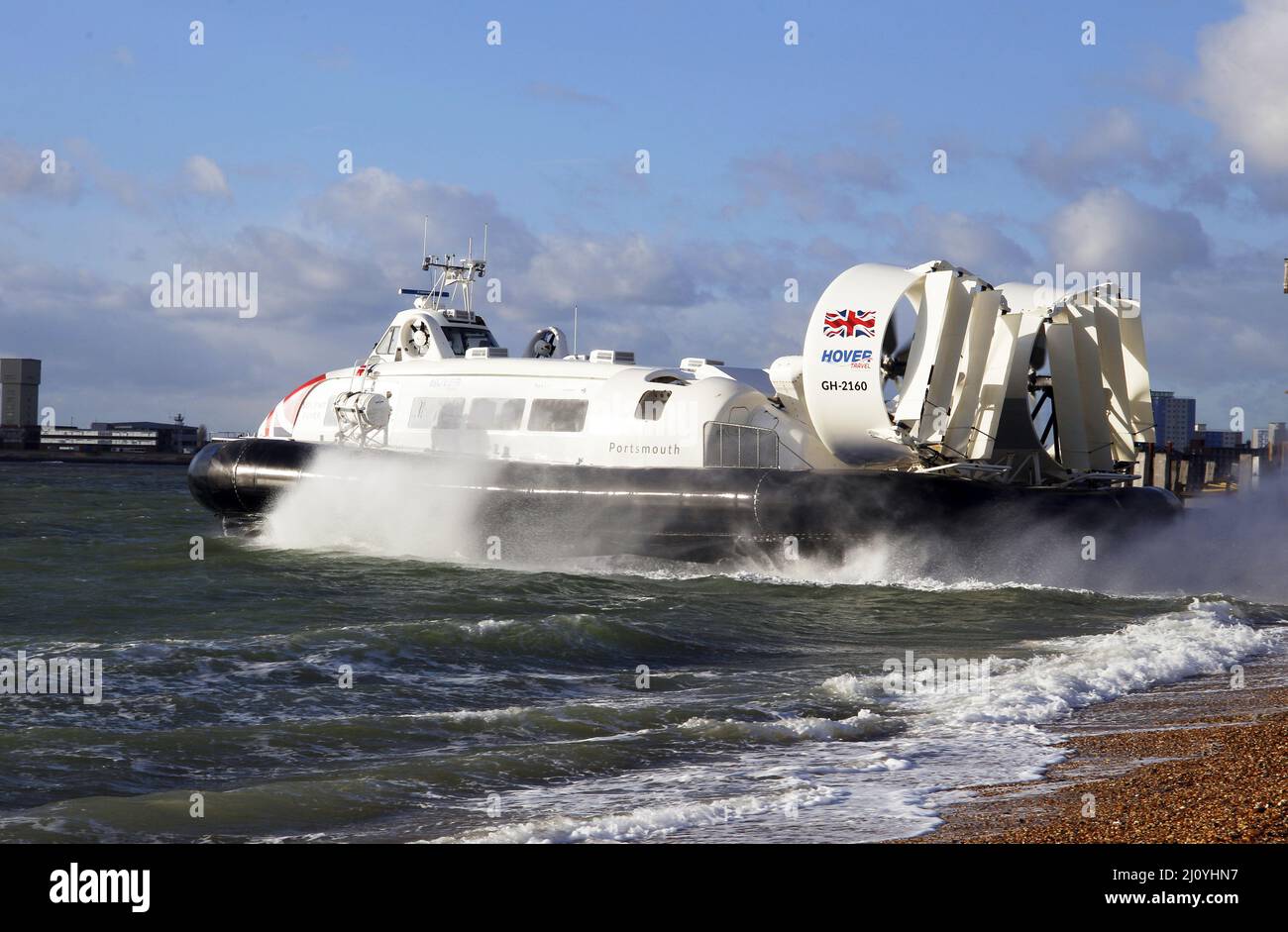 Southsea nach Ryde Passenger Hovercraft verlässt den Slipway in Southsea und überquert den Solent nach Ryde, Isle of Wight Stockfoto