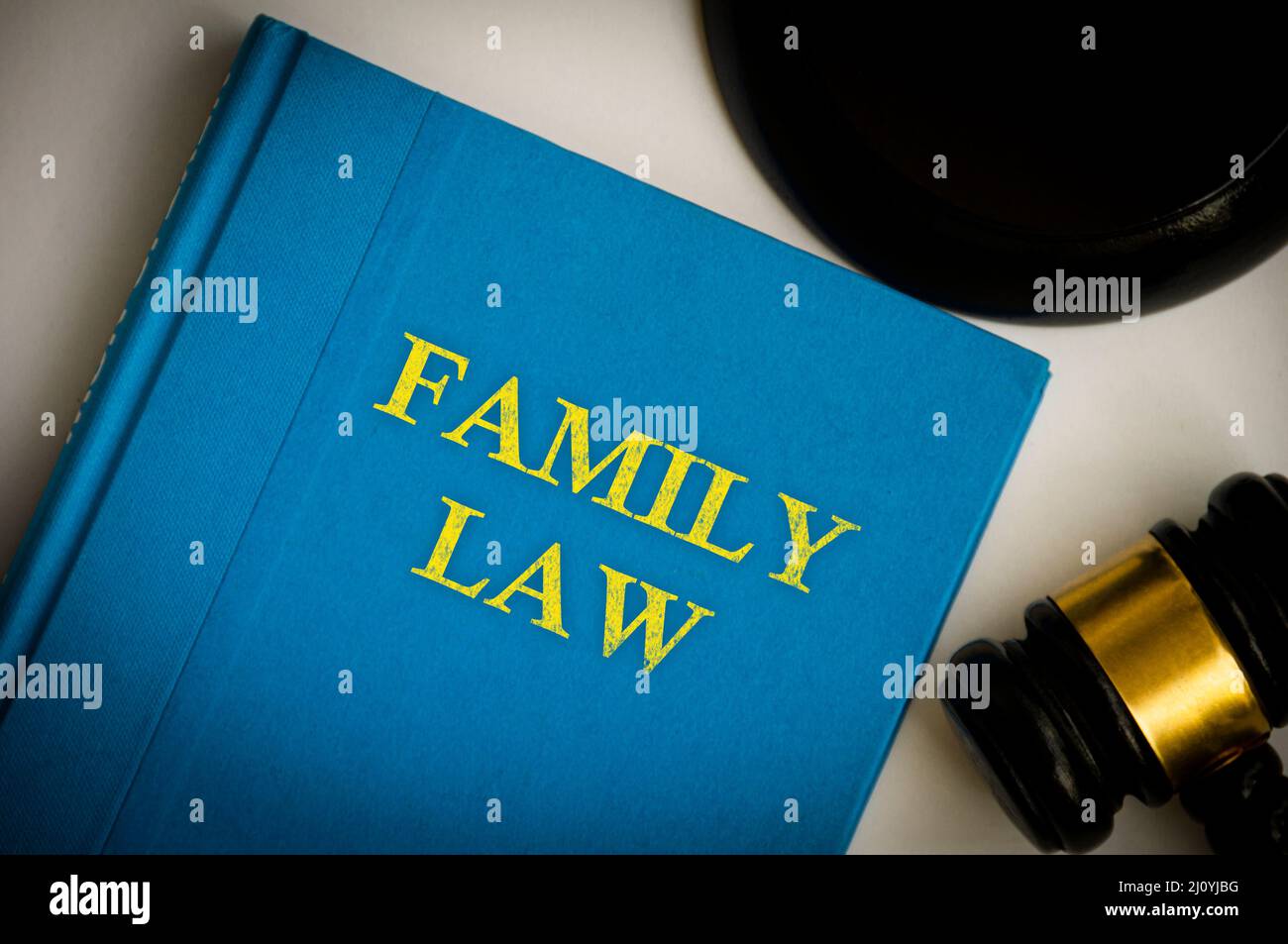 Draufsicht auf Familienrechtsbuch mit Gavel auf weißem Hintergrund. Rechtskonzept. Stockfoto