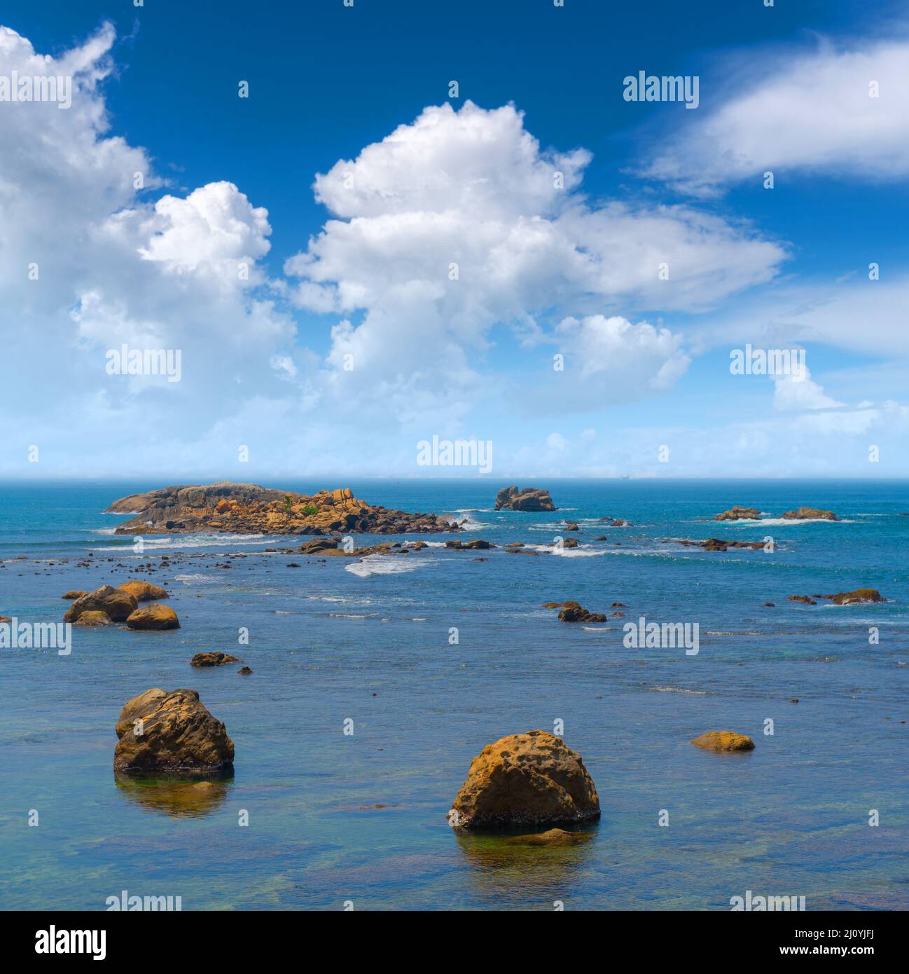 Großen Felsen im Meer in der Nähe der Küste. Stockfoto