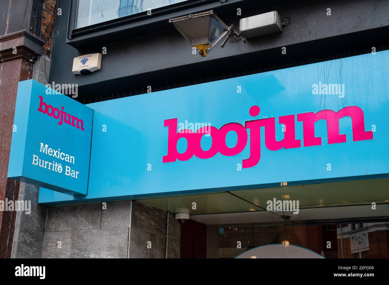 Belfast, Großbritannien - 19. Februar 2022: Das Schild für die Bojum Mexican Burrito Bar in Belfast, Nordirland. Stockfoto