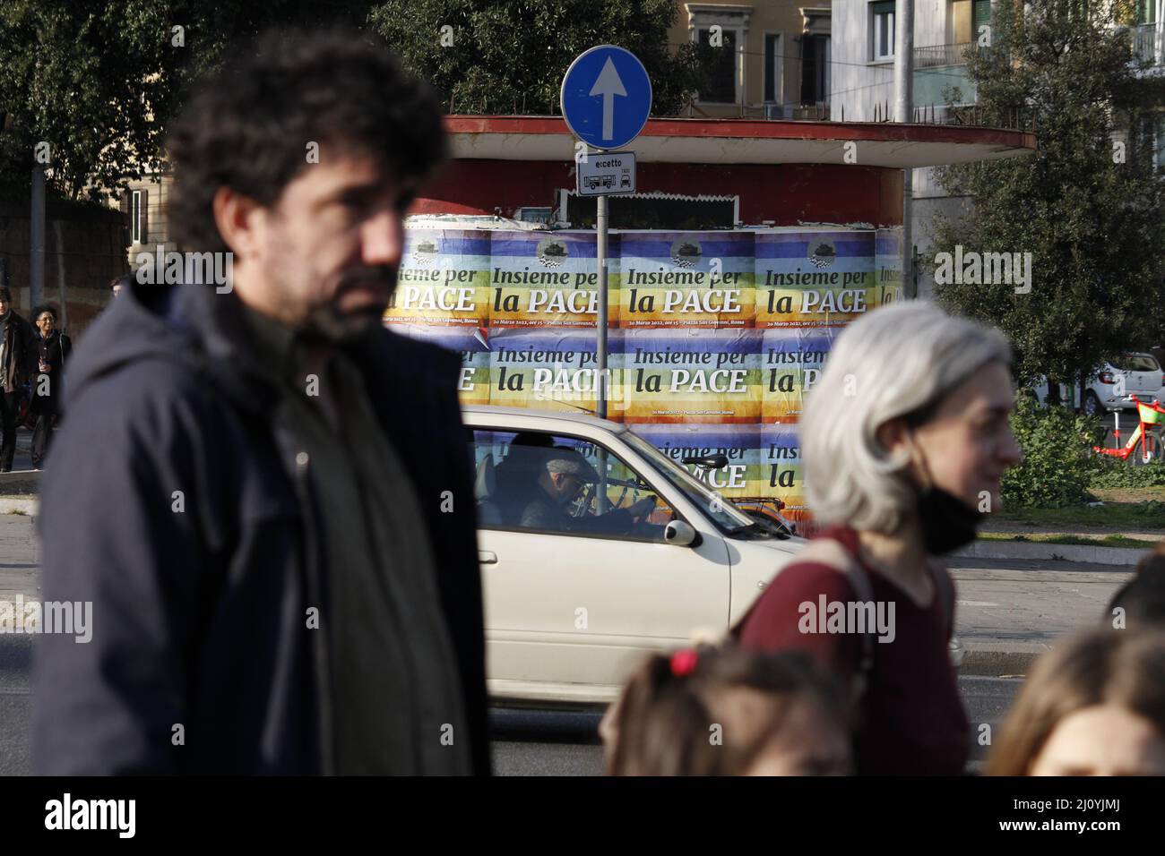 21.. März 2022 Sit in for peace - Anti war Protest- Menschen auf dem San Giovanni Platz, Rom Italien demonstrieren gegen Krieg Stockfoto