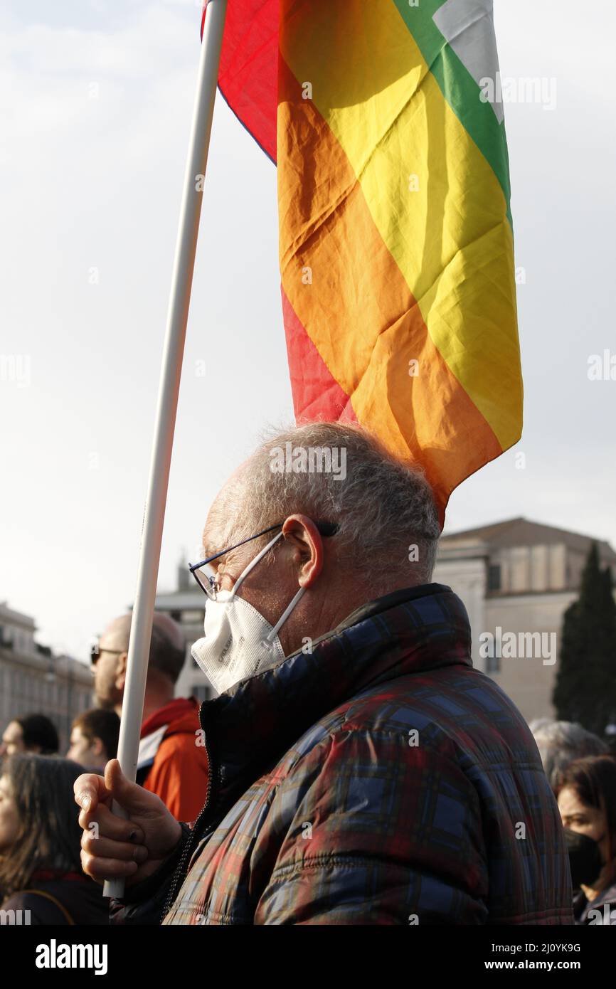 21.. März 2022 Sit in for peace - Anti war Protest- Menschen auf dem San Giovanni Platz, Rom Italien demonstrieren gegen Krieg Stockfoto