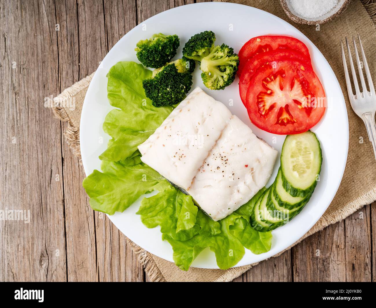 Gedünsteter Kabeljaufisch. Paleo, Keto, fodmap gesunde Ernährung mit Stockfoto