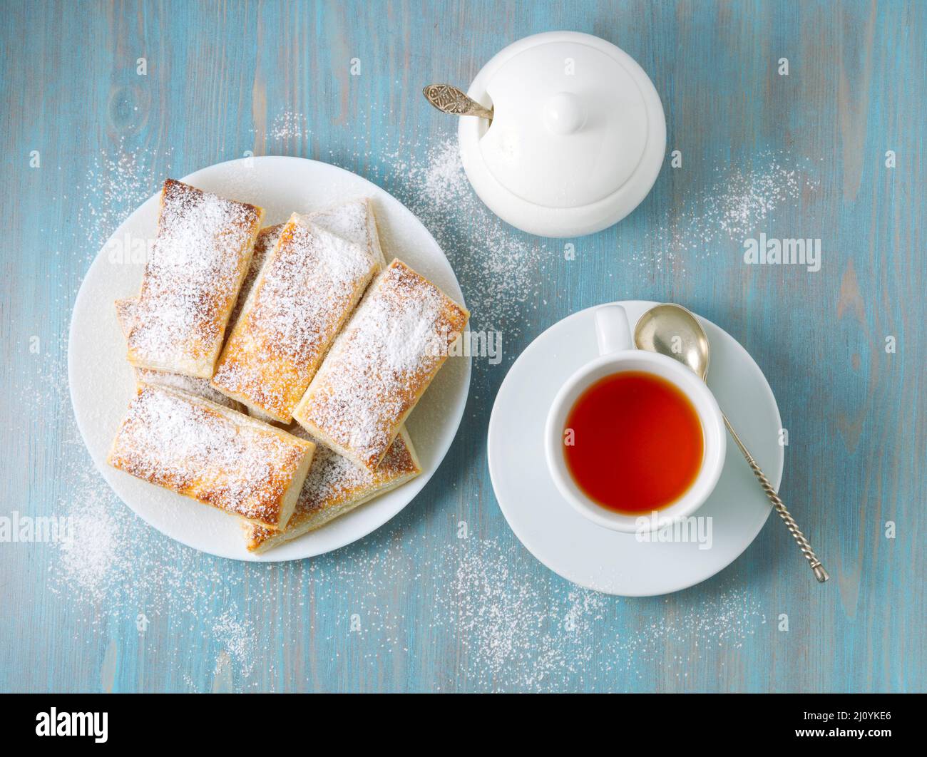 Köstliche Brötchen aus üppigem, hefefreiem Blätterteig. Frühstück mit einer Tasse Tee Stockfoto