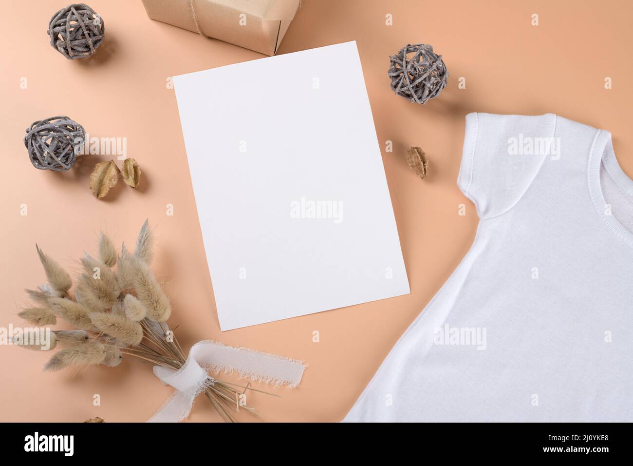 Babydusche Einladung 5x7 Boho Karte Mockup mit Baby Body und Boho Dekotation auf neutralem beigen Hintergrund, minimal bohemian Baby Dusche blanck Mo Stockfoto