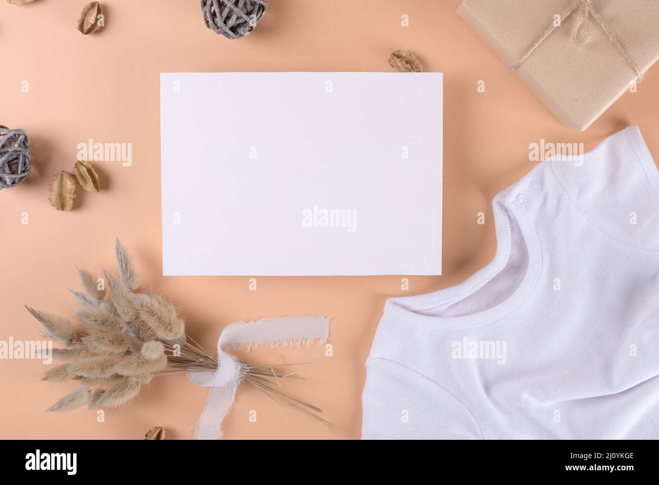 Baby-Dusche-Einladung 7x5 Boho-Karte Mockup mit Baby-Body und Boho-Dekotierung auf neutralem beigen Hintergrund, minimale Bohemian Baby-Dusche blanck Mo Stockfoto