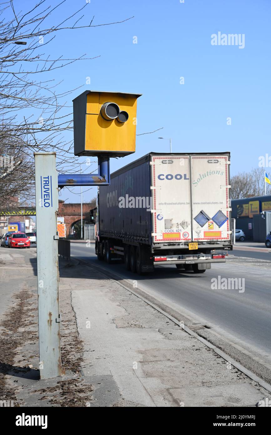 Blitzerkamera, Kamera zur Erkennung der Geschwindigkeit des Straßenverkehrs, feststehende Sicherheitskamera, Stoneferry Road, Kingston upon Hull Stockfoto