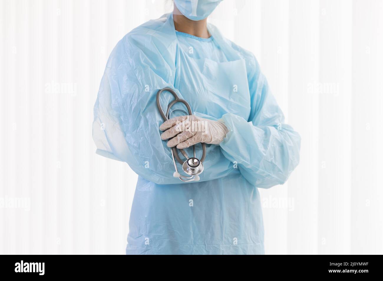 Vorderansicht Ärztin trägt Schutzkleidung. Hochwertige Fotos Stockfoto