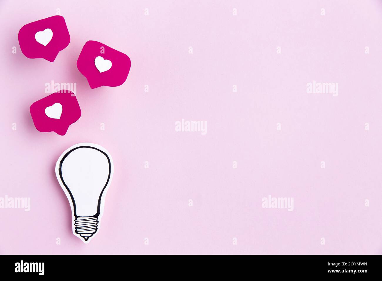 Glühbirne aus Papier mit Herzsymbol. Hochwertige Fotos Stockfoto