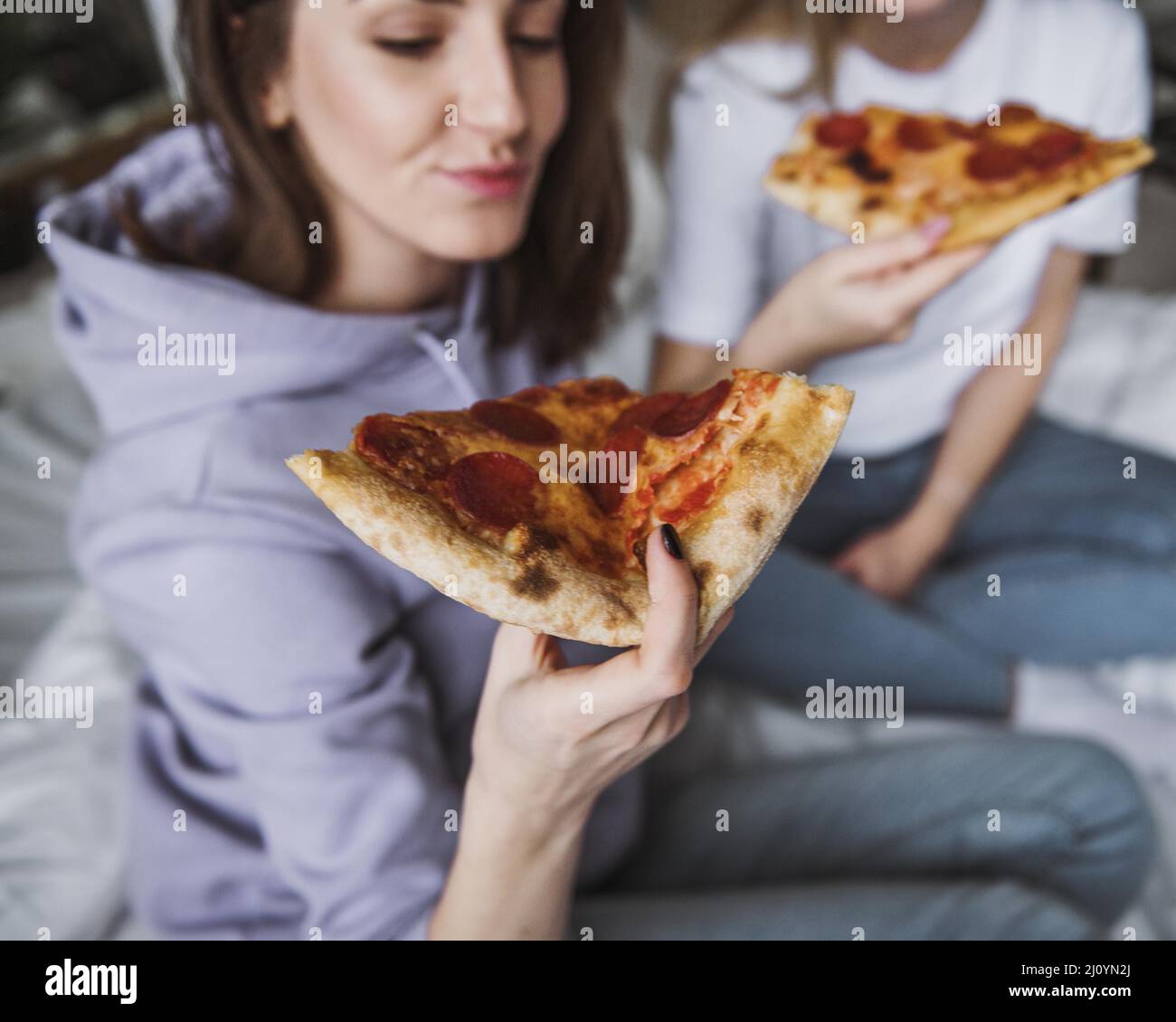 Freunde essen Pizza nach Hause. Hochwertige Fotos Stockfoto