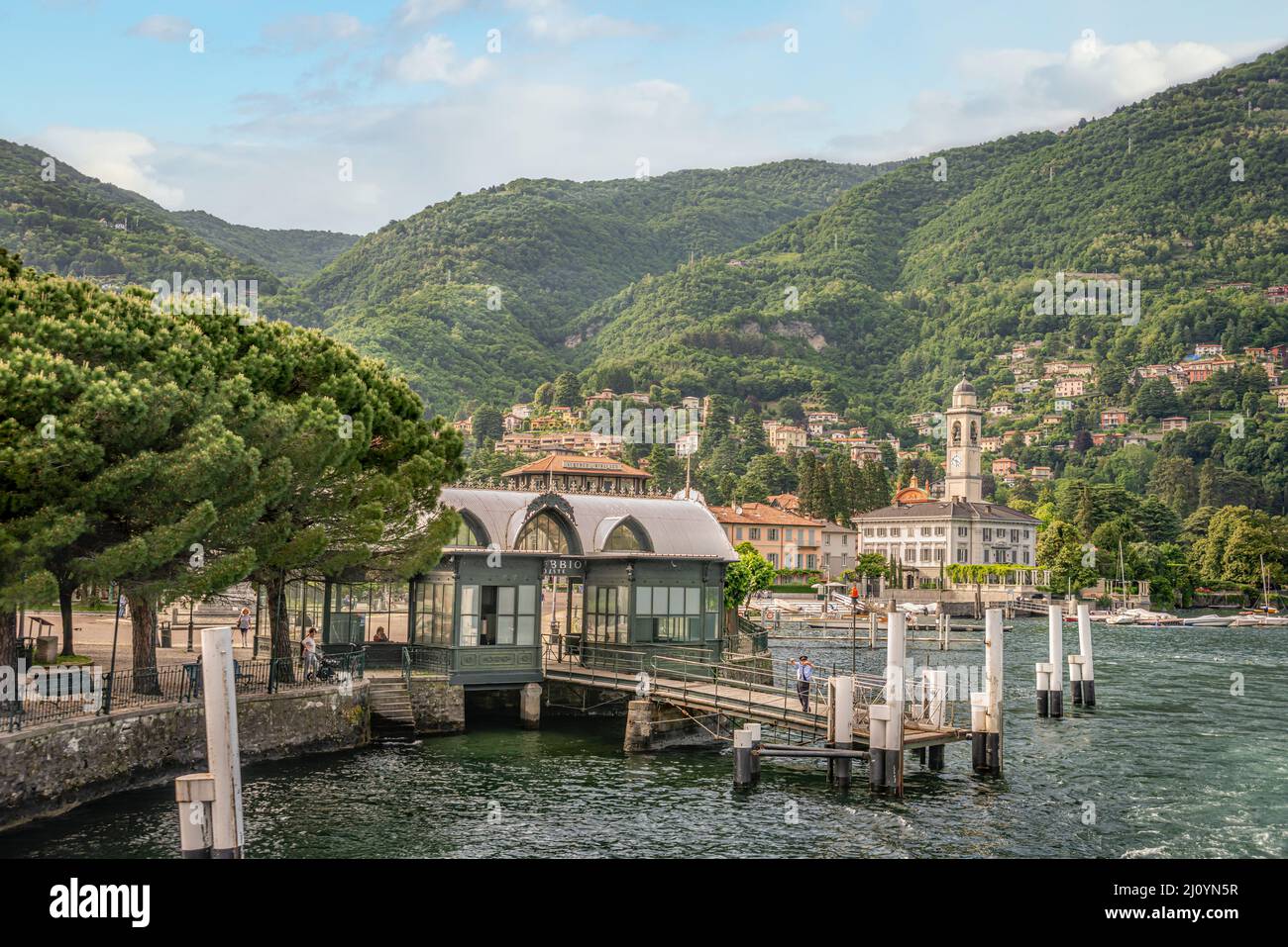 Schifffahrtssteg von Cernobbio am Comer See vom See aus gesehen, Lombardei, Italien Stockfoto