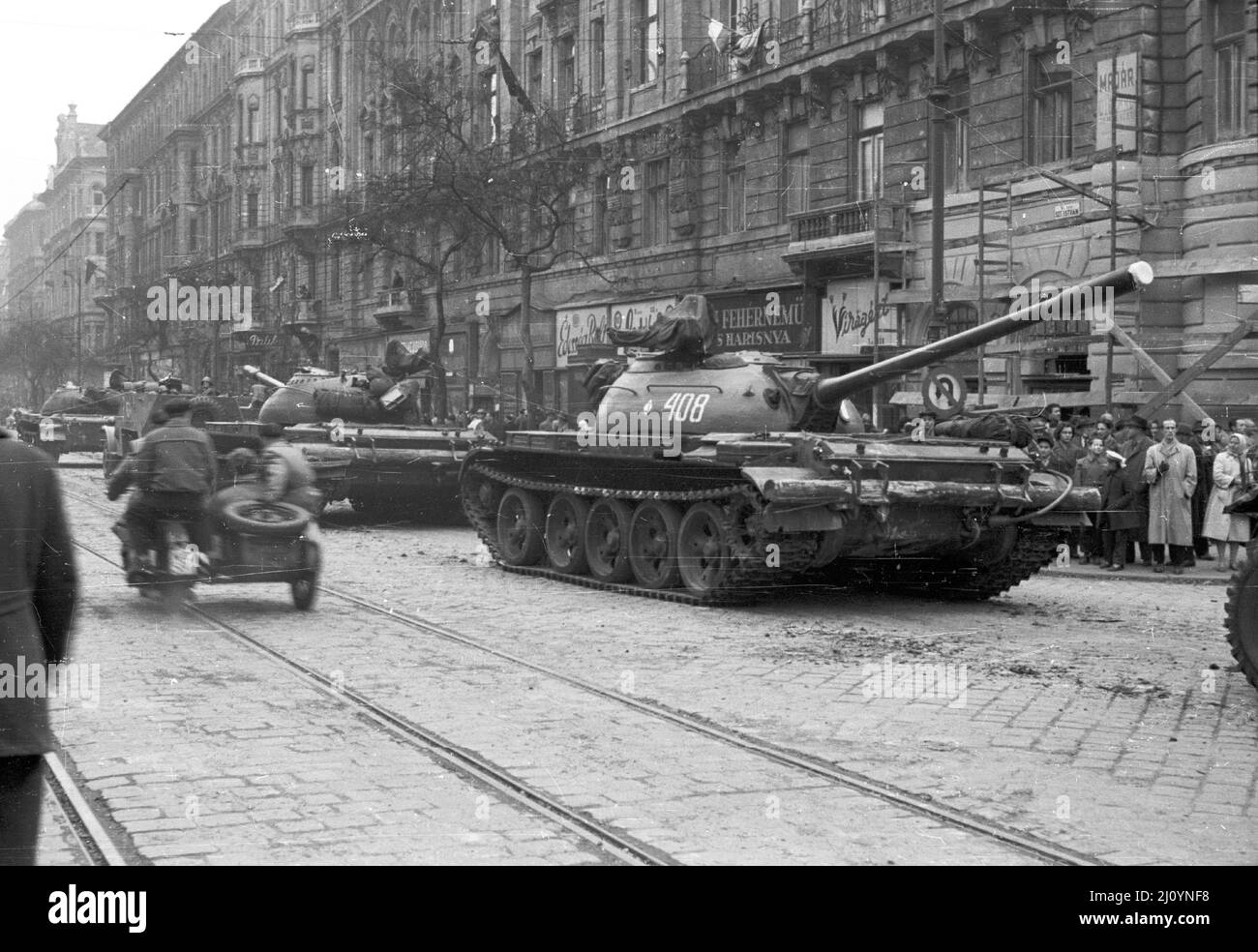 Sowjetische T-54s in Budapest während der Niederschlagung der Ungarischen Revolution Stockfoto