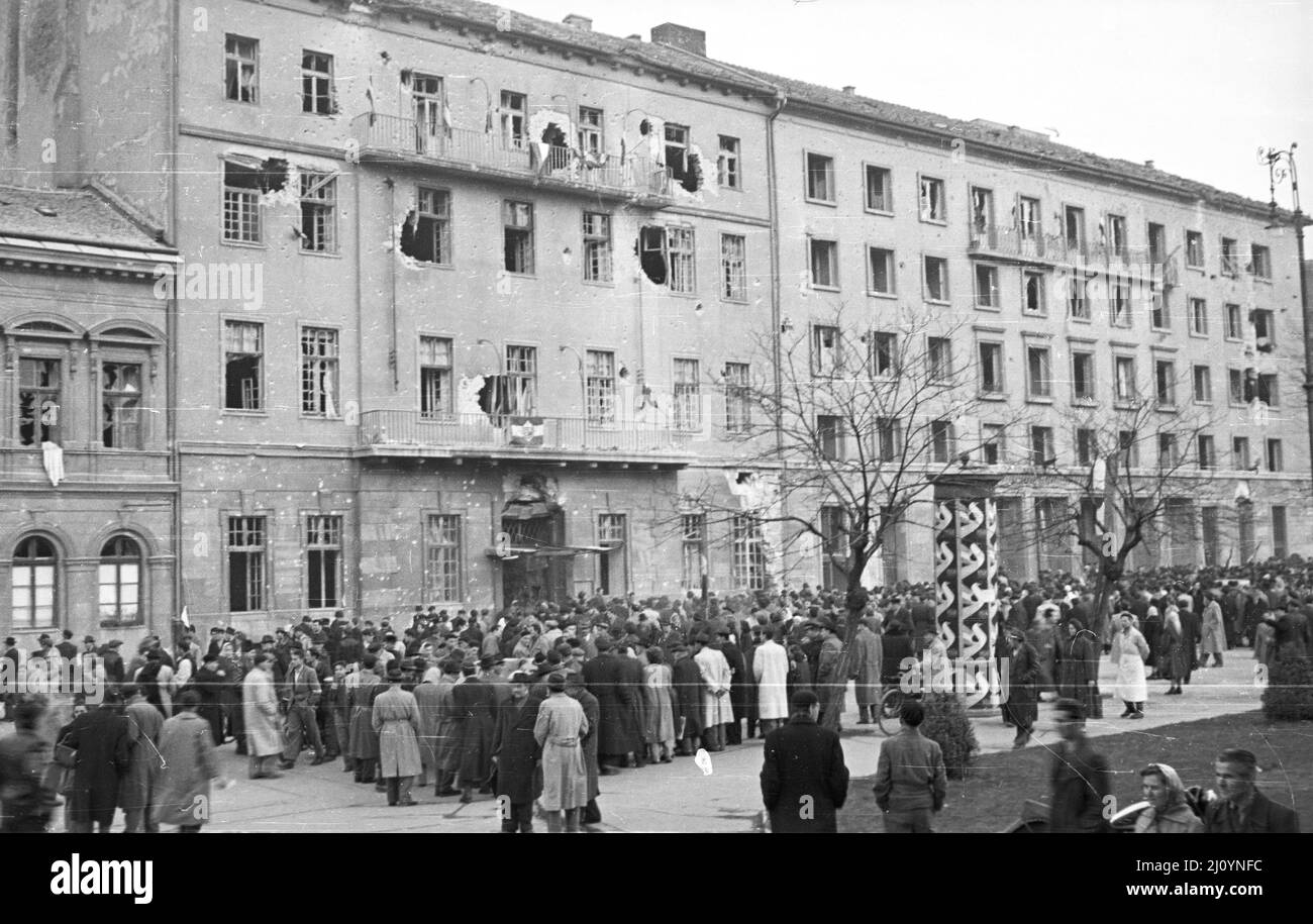 Das beschädigte Hauptquartier der Kommunistischen Partei Ungarns, in Köztársaság tér, in Budapest während der Ungarischen Revolution von 1956. Stockfoto