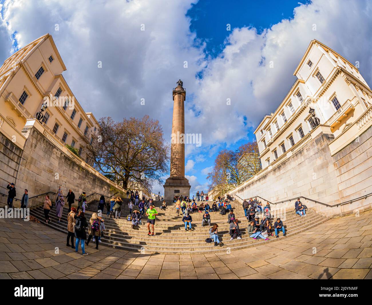 London England, Großbritannien - 19. Februar 2019: Menschen im Freien in der Nähe des berühmten Trafalgar Square und der heroischen Säulenstatue von Lord Nelson oder Napoleon Stockfoto
