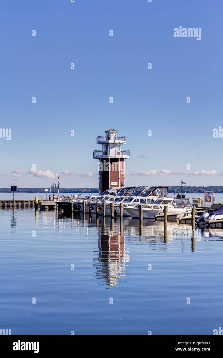 Kleiner Hafen und Leuchtturm von Plau am See in Mecklenburg-Vorpommern, Deutschland Stockfoto