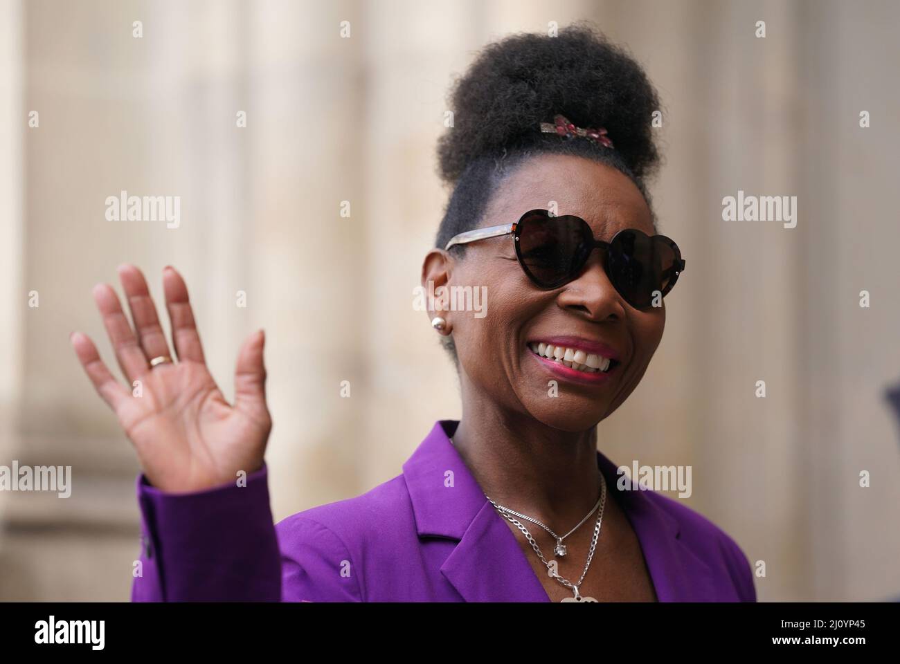 Floella Benjamin kommt zum Thanksgiving-Dienst für die Herzogin der Streitkräfte, Frau Vera Lynn, in Westminster Abbey, London an. Der Sänger und Entertainer hob die Stimmung während des Zweiten Weltkriegs mit Songs wie We'll Meet Again und The White Cliffs of Dover. Sie starb im Juni 2020 im Alter von 103 Jahren. Bilddatum: Montag, 21. März 2022. Stockfoto