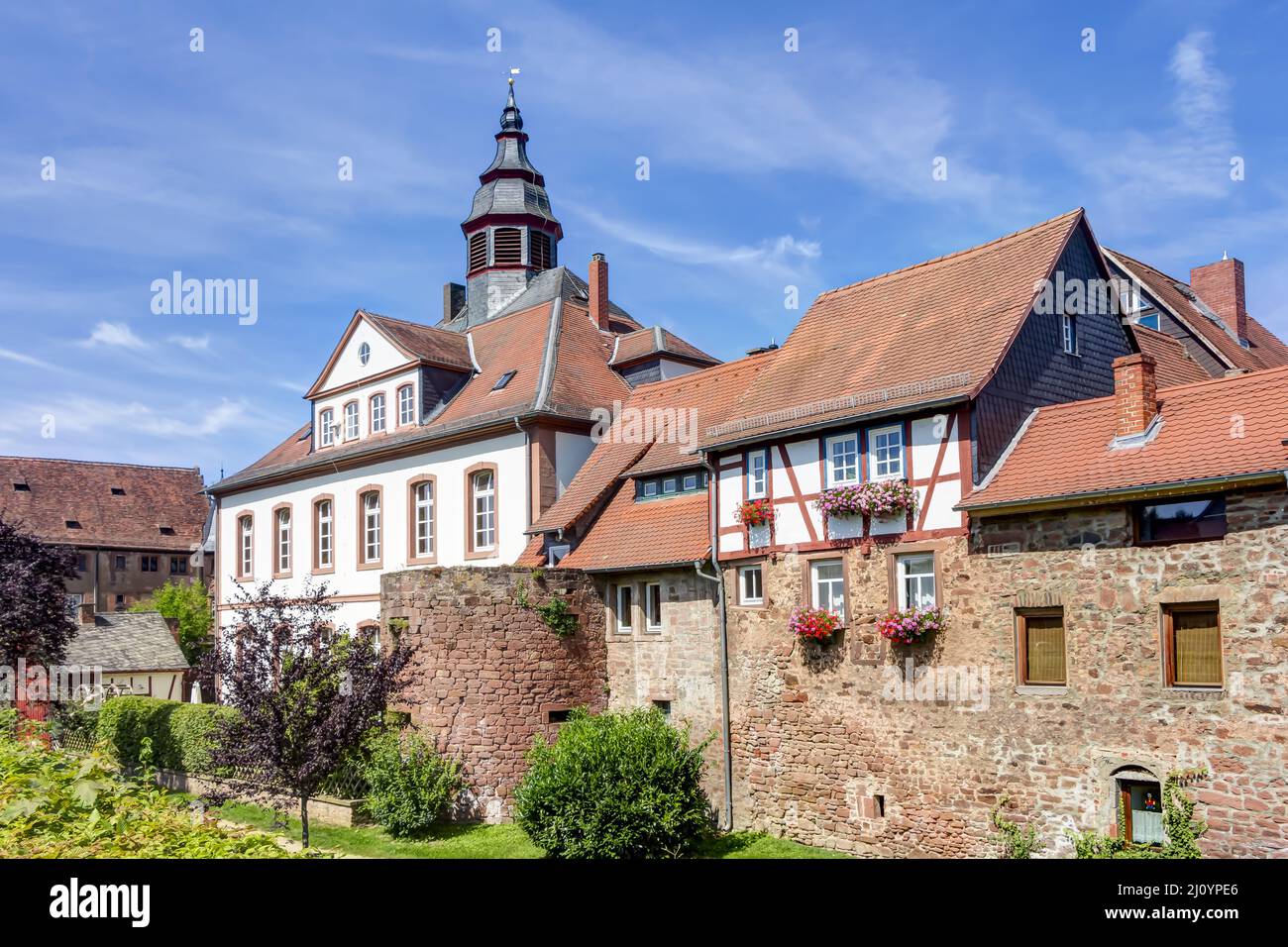 Alte Stadtmauer in der historischen Altstadt von Budingen im Wetteraukreis, Deutschland Stockfoto