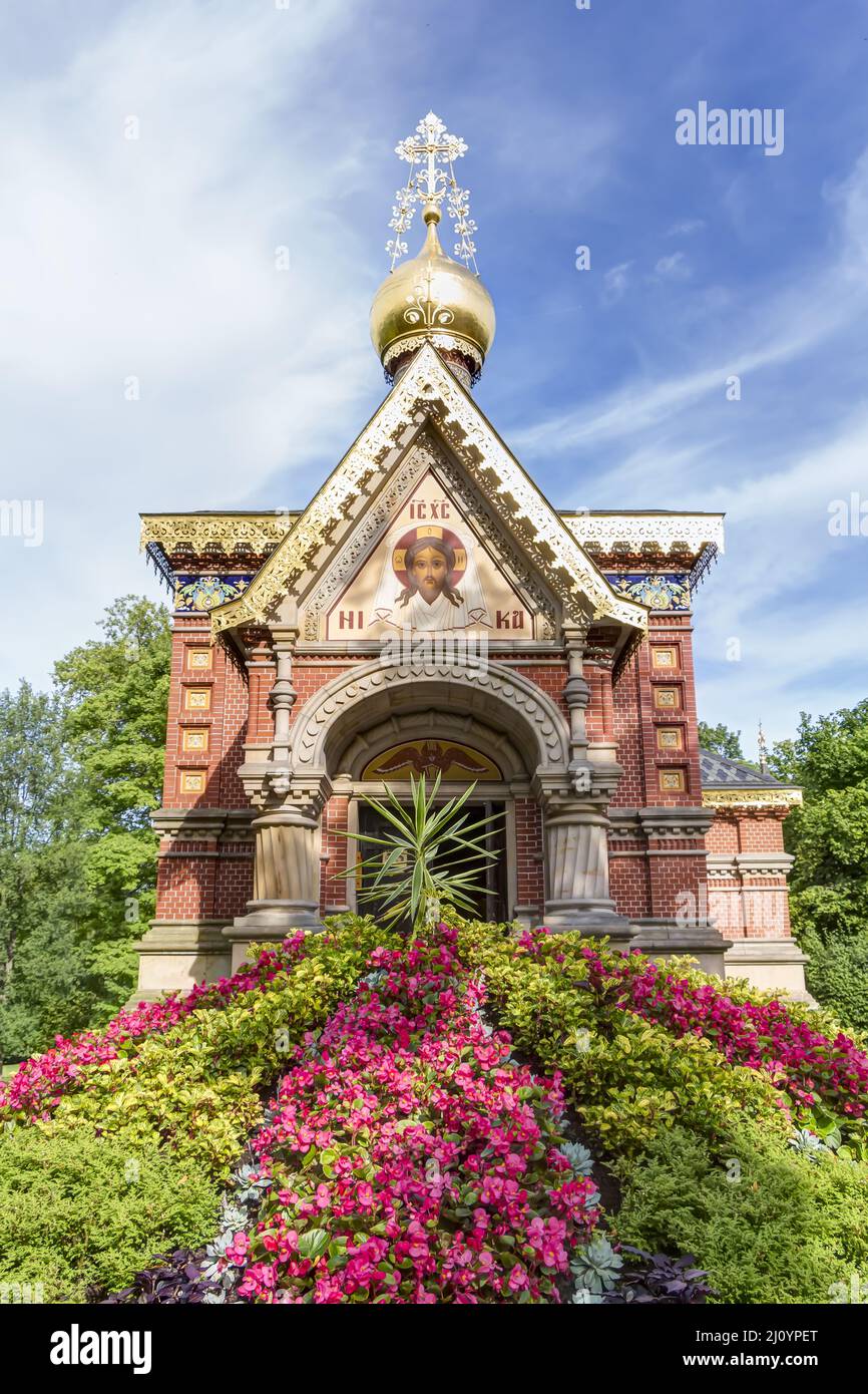 Buntes Blumenbeet vor der Russischen Kirche im Kurpark Bad Homburg vor der HÃ¶he in Th Stockfoto