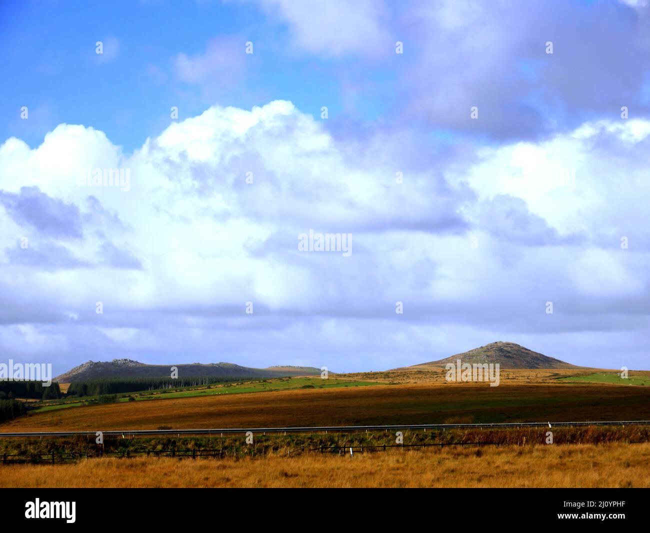 Die A30 Fernstraße mit den Toren von Roughtor (links) und Brown Willy, Bodmin Moor, Cornwall. Stockfoto