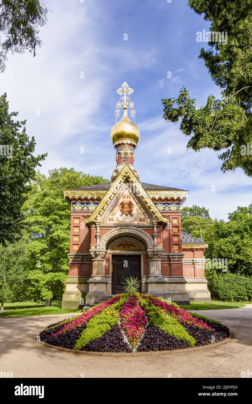 Buntes Blumenbeet vor der Russischen Kirche im Kurpark Bad Homburg vor der HÃ¶he in Th Stockfoto