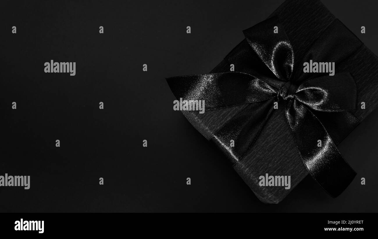 Schwarzes Geschenk dunklen Hintergrund. Hochwertige Fotos Stockfoto