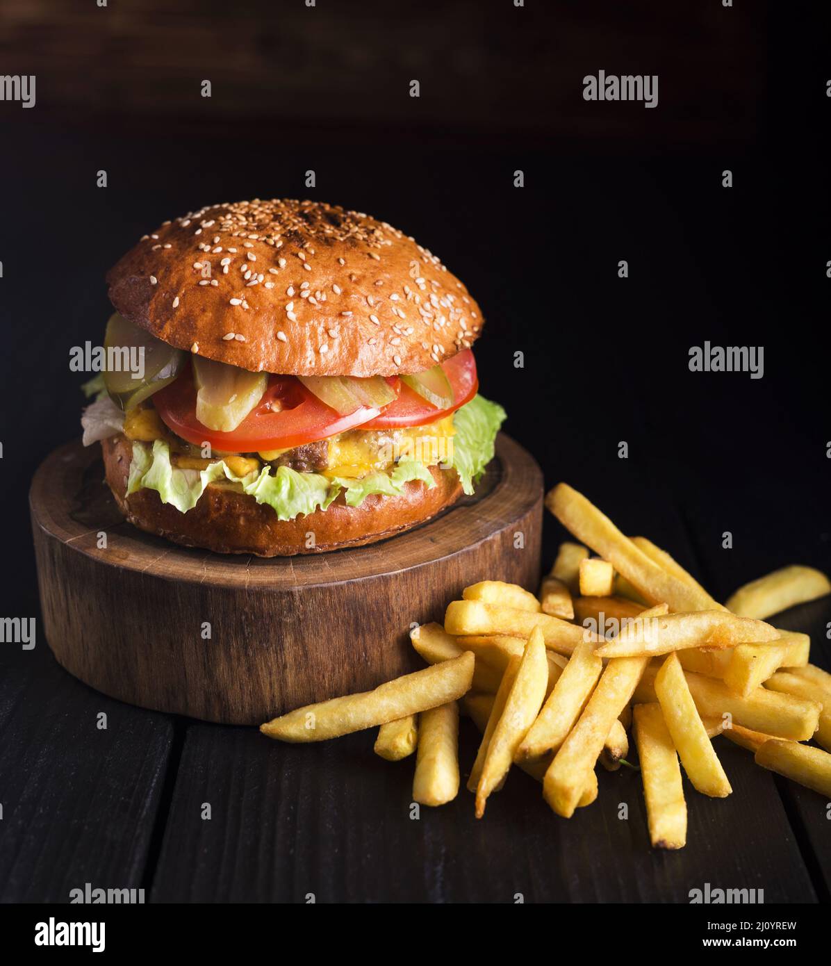 Rindfleisch-Hamburger werden mit Pommes serviert. Hochwertige Fotos Stockfoto