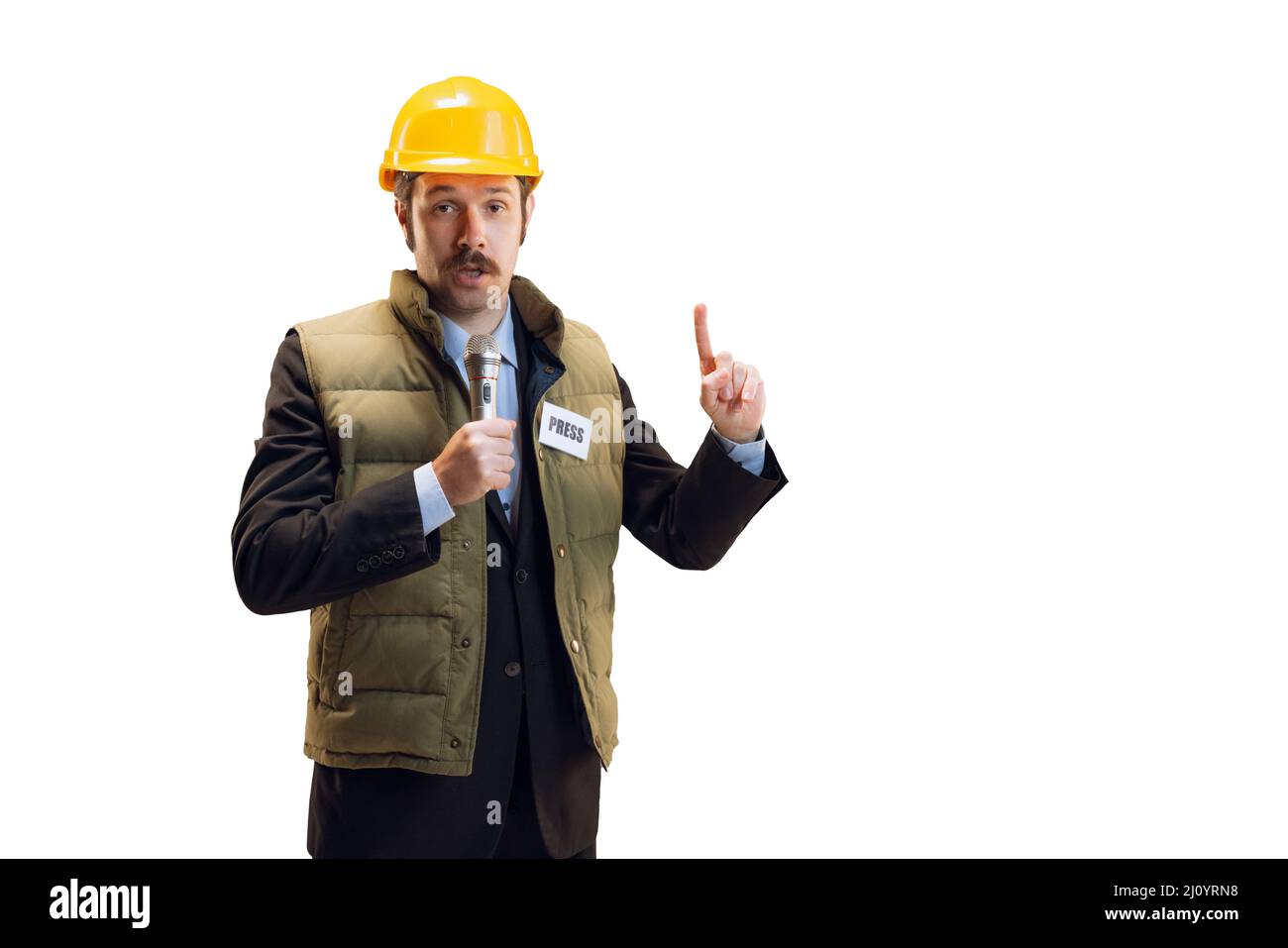 Porträt eines jungen Mannes im Helm, professioneller Kommentator, Journalist mit Mikrofon, isoliert auf weißem Hintergrund. Nachrichten, Emotionen, Job Stockfoto