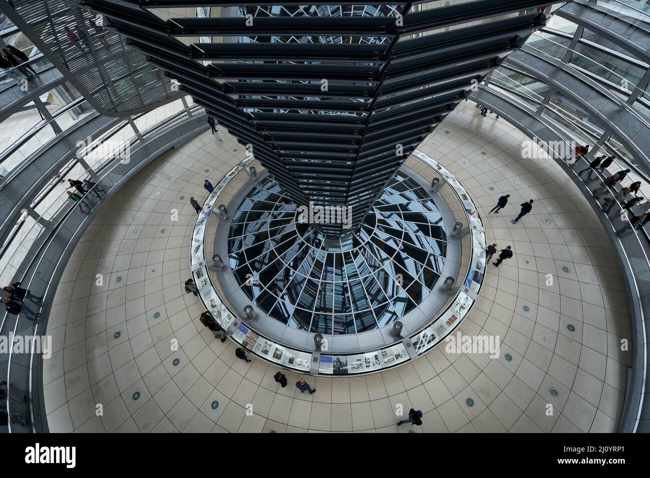 Innenraum des Gebäudes mit Glasstruktur des Deutschen Reichstags Stockfoto