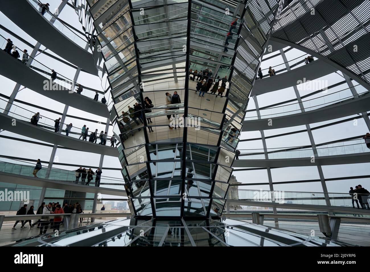 Innenraum des Gebäudes mit Glasstruktur des Deutschen Reichstags Stockfoto
