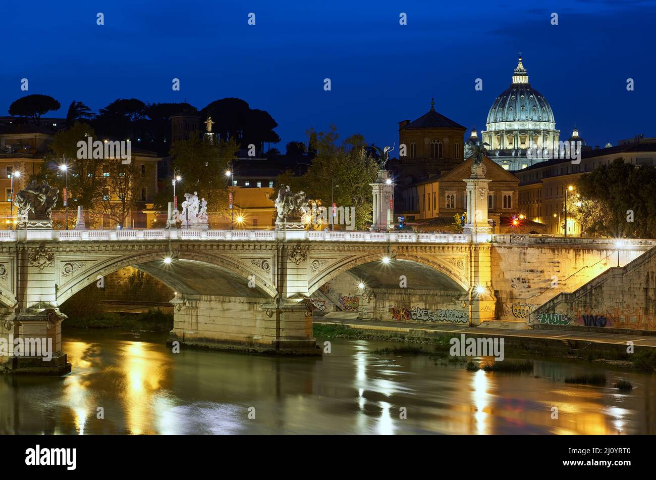 Blick auf den Vatikan bei Nacht in Rom, Italien Stockfoto