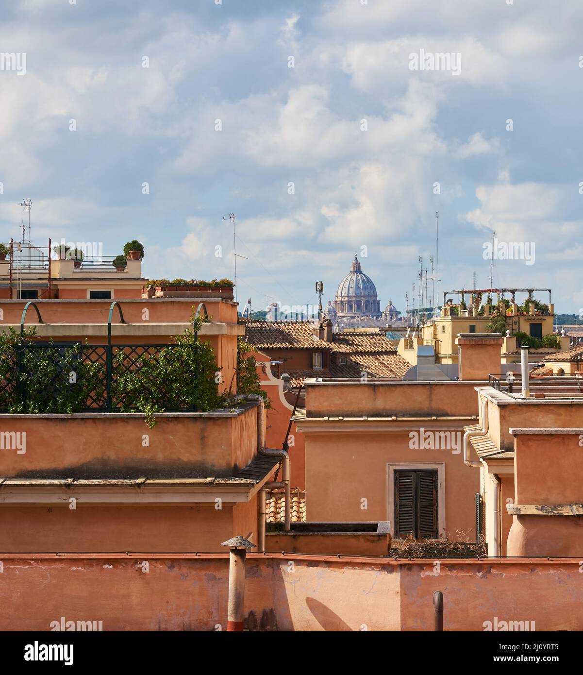 Blick auf den Vatikan von einer Straße in Rom zwischen schönen antiken Gebäuden, in Italien Stockfoto