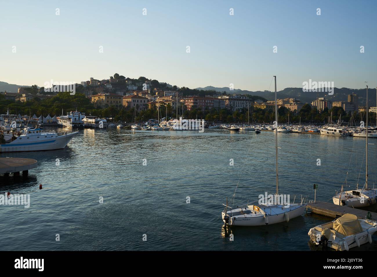 Boote in La Spezia Marina bei Sonnenuntergang Stockfoto