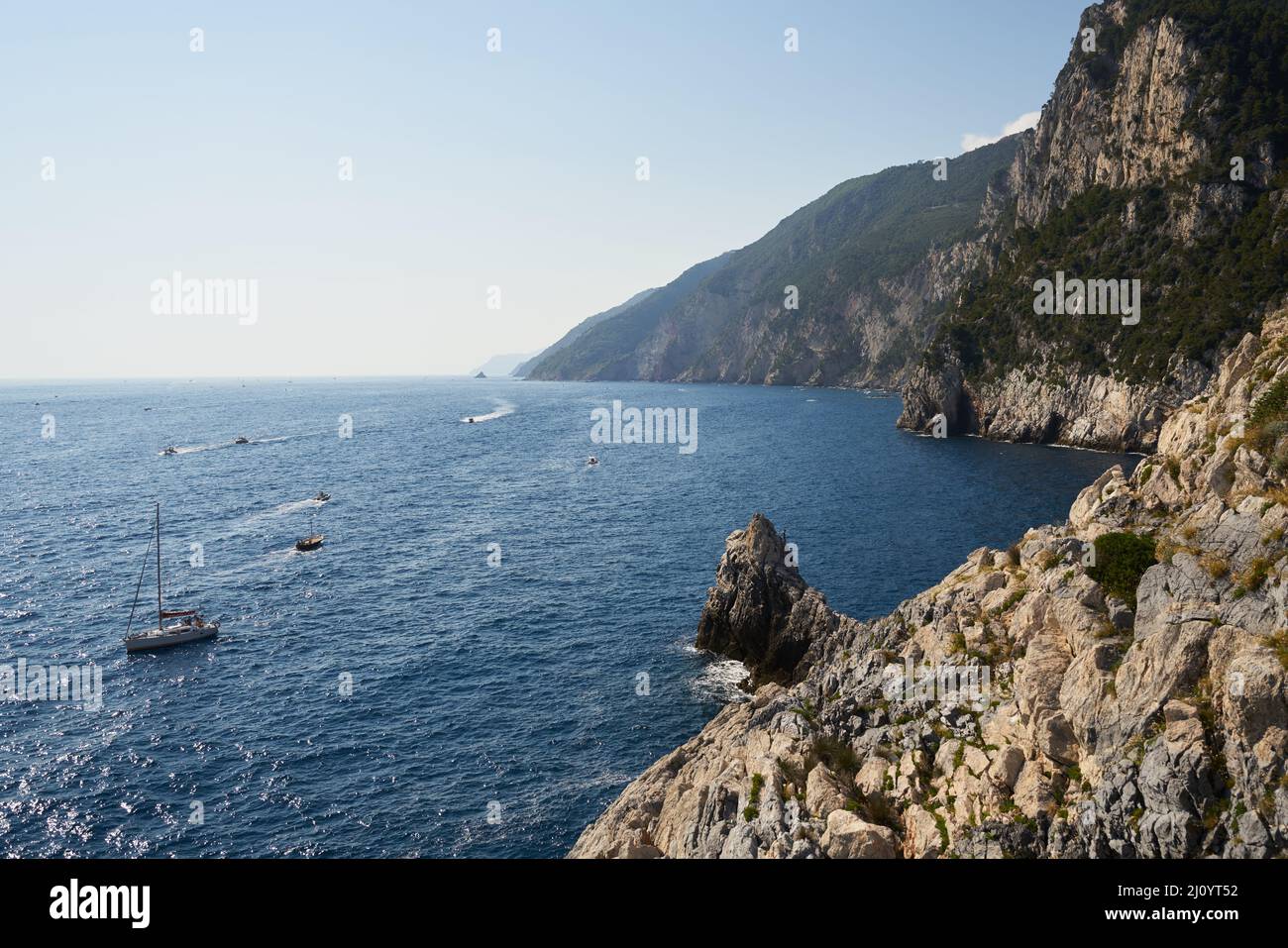 Blick auf die St. Peter Kirche zur Grotta di Lord Byron Höhle in Portovenere Stockfoto