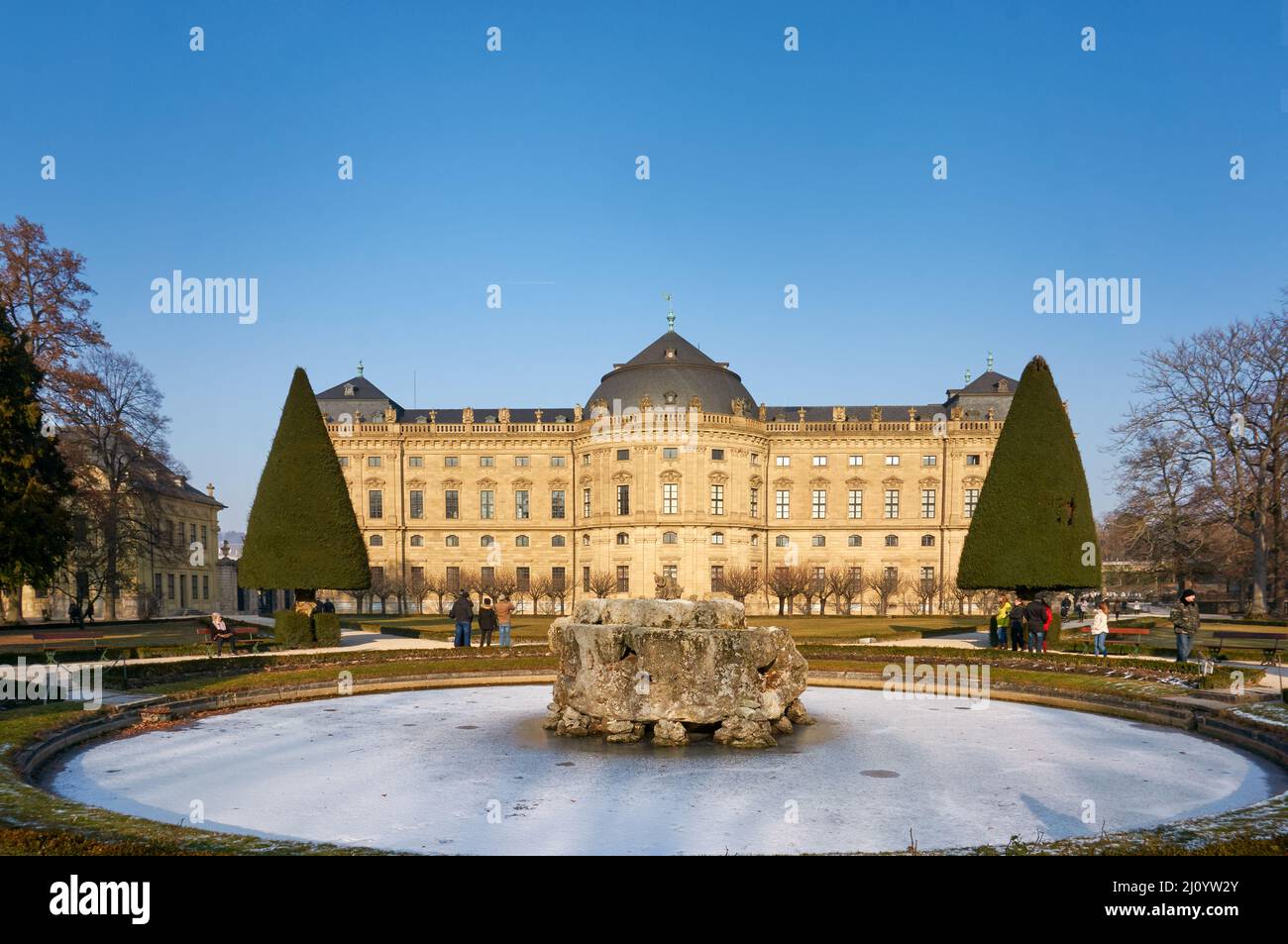 WÃ¼rzburg Residenz mit gefrorenem Brunnen Stockfoto