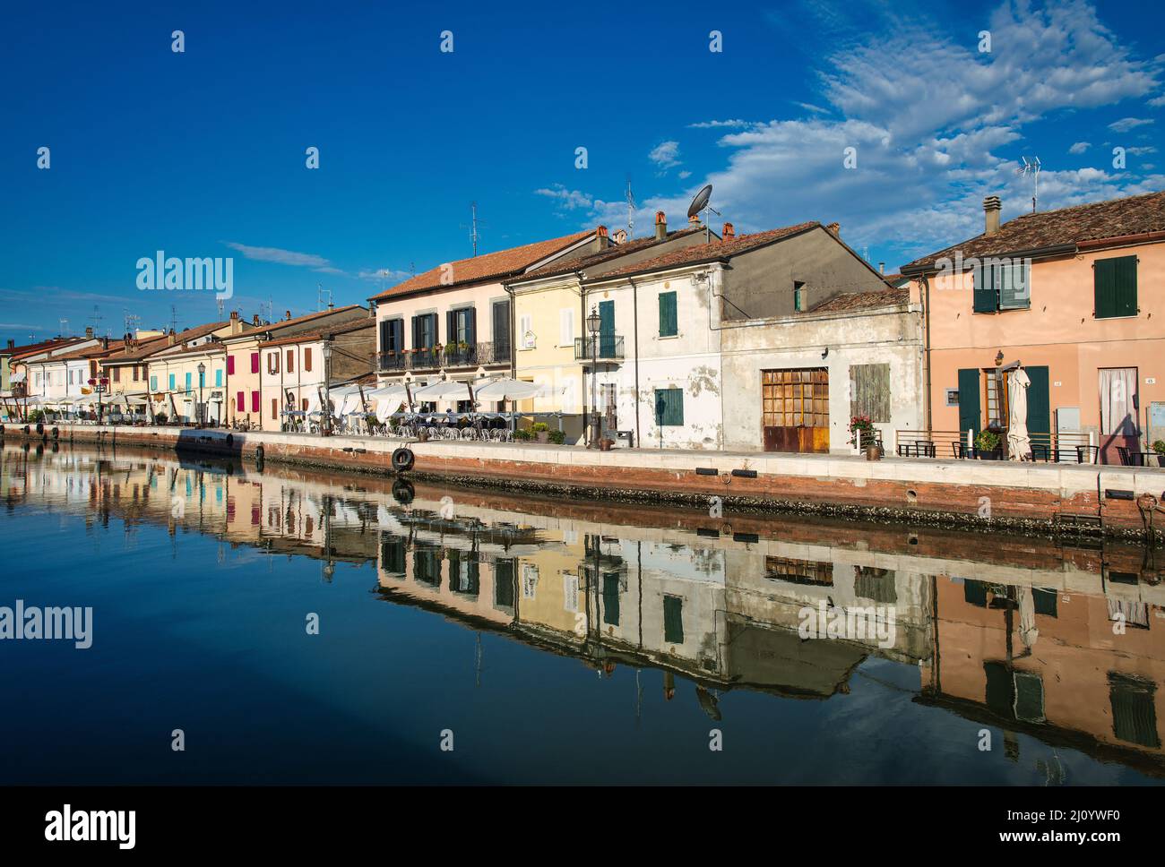 Häuser am Hafen Canale in Cesenatico Adria Italien Stockfoto