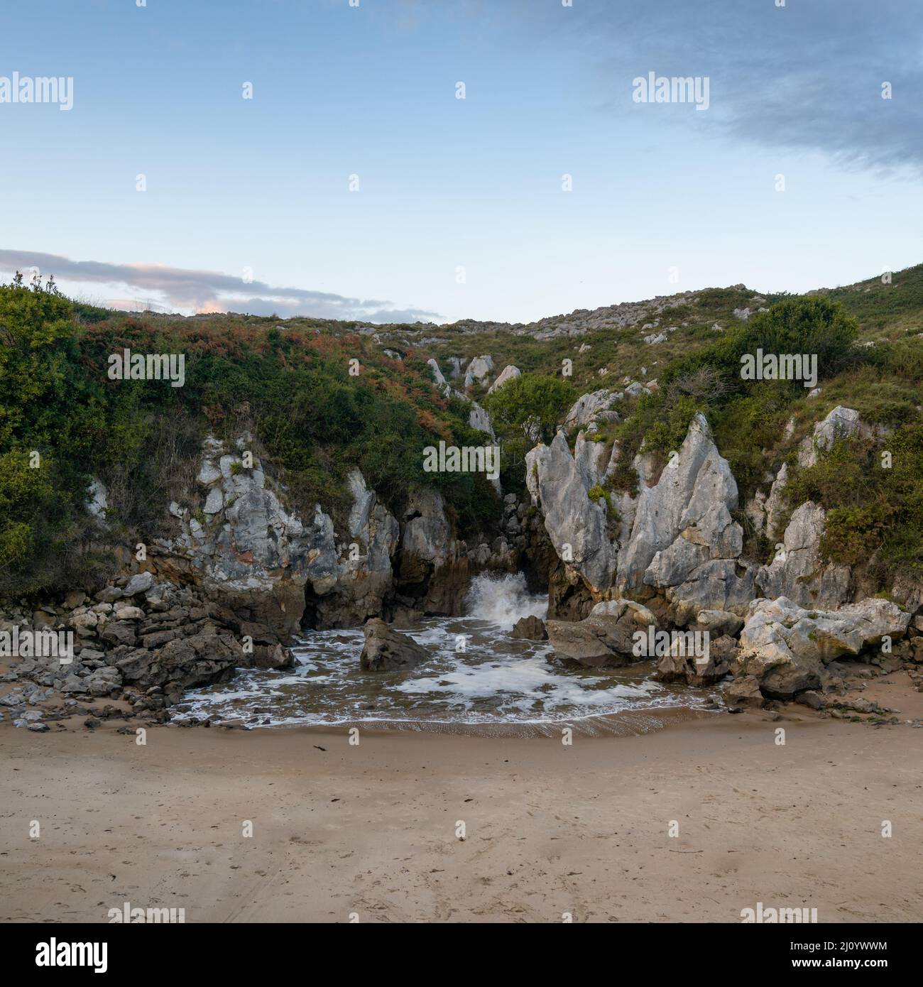 Einzigartiger Binnenstrand von Gulpiyuri mit Meer, das von den Klippen in Kantabrien, Spanien, kommt Stockfoto