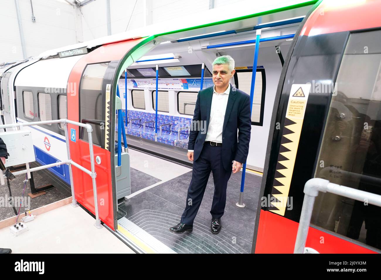 Der Bürgermeister von London Sadiq Khan bei seinem Besuch in der Siemens-Mobilitätsfabrik in Goole, die 94 neue U-Bahnzüge für die Londoner U-Bahn herstellen wird, um die 1970s gebaute Piccadilly-Linienflotte aus dem Jahr 2025 zu ersetzen. Bilddatum: Montag, 21. März 2022. Stockfoto