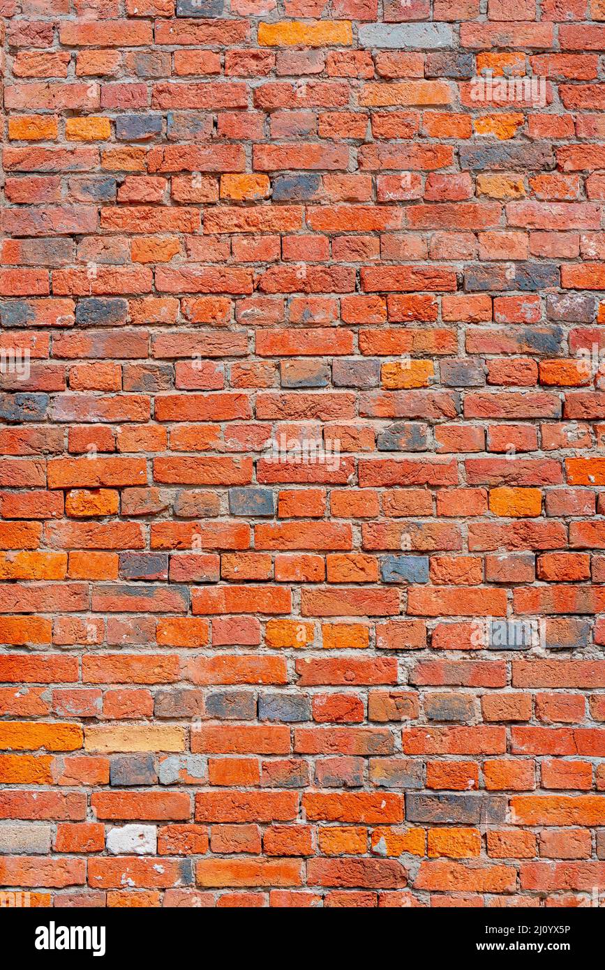 Rote Ziegelmauer. Loft-Innenarchitektur. Architektonischer Hintergrund. Stockfoto