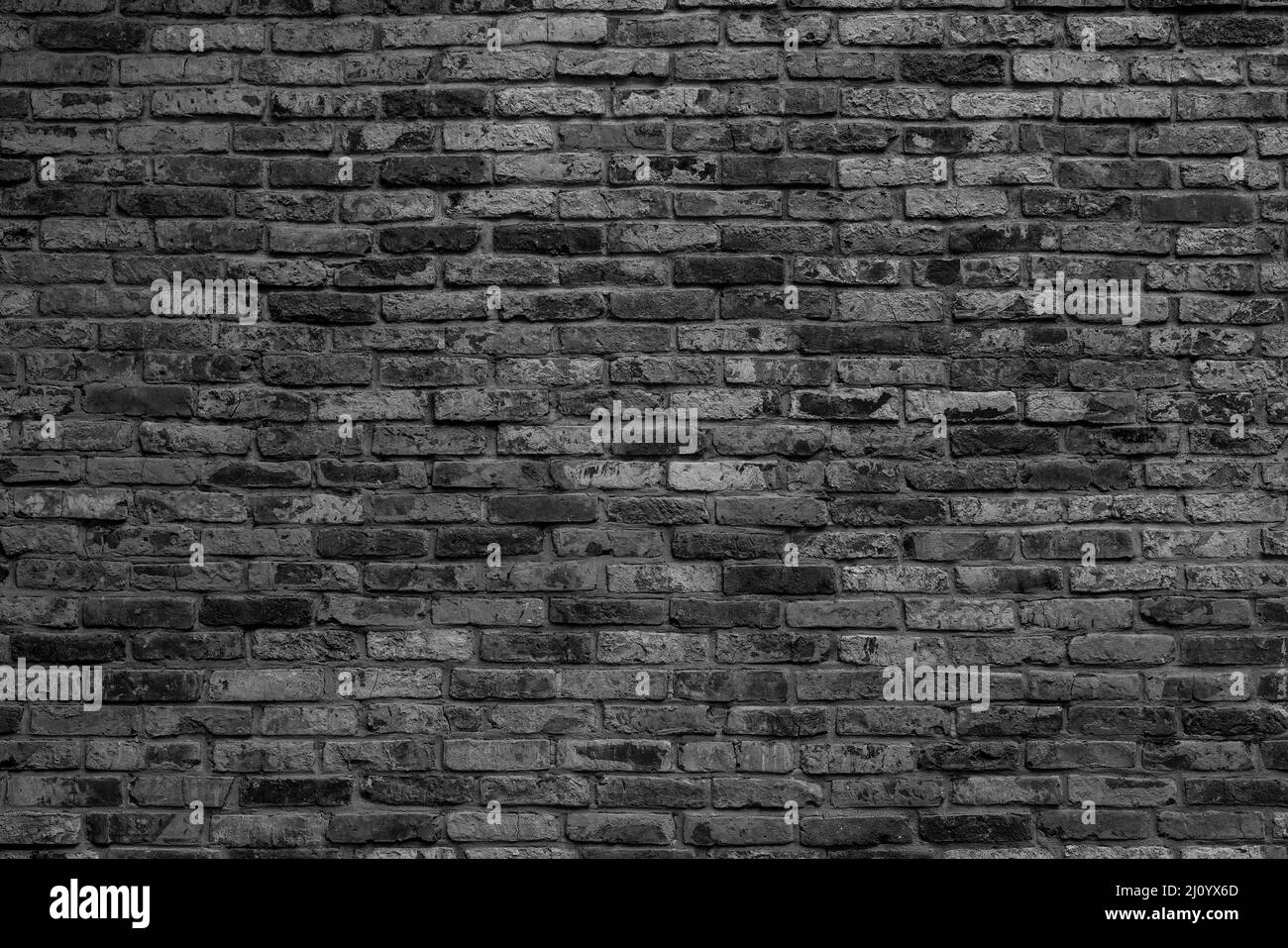 Schwarze Ziegelwand. Loft-Innenarchitektur. Architektonischer Hintergrund. Stockfoto