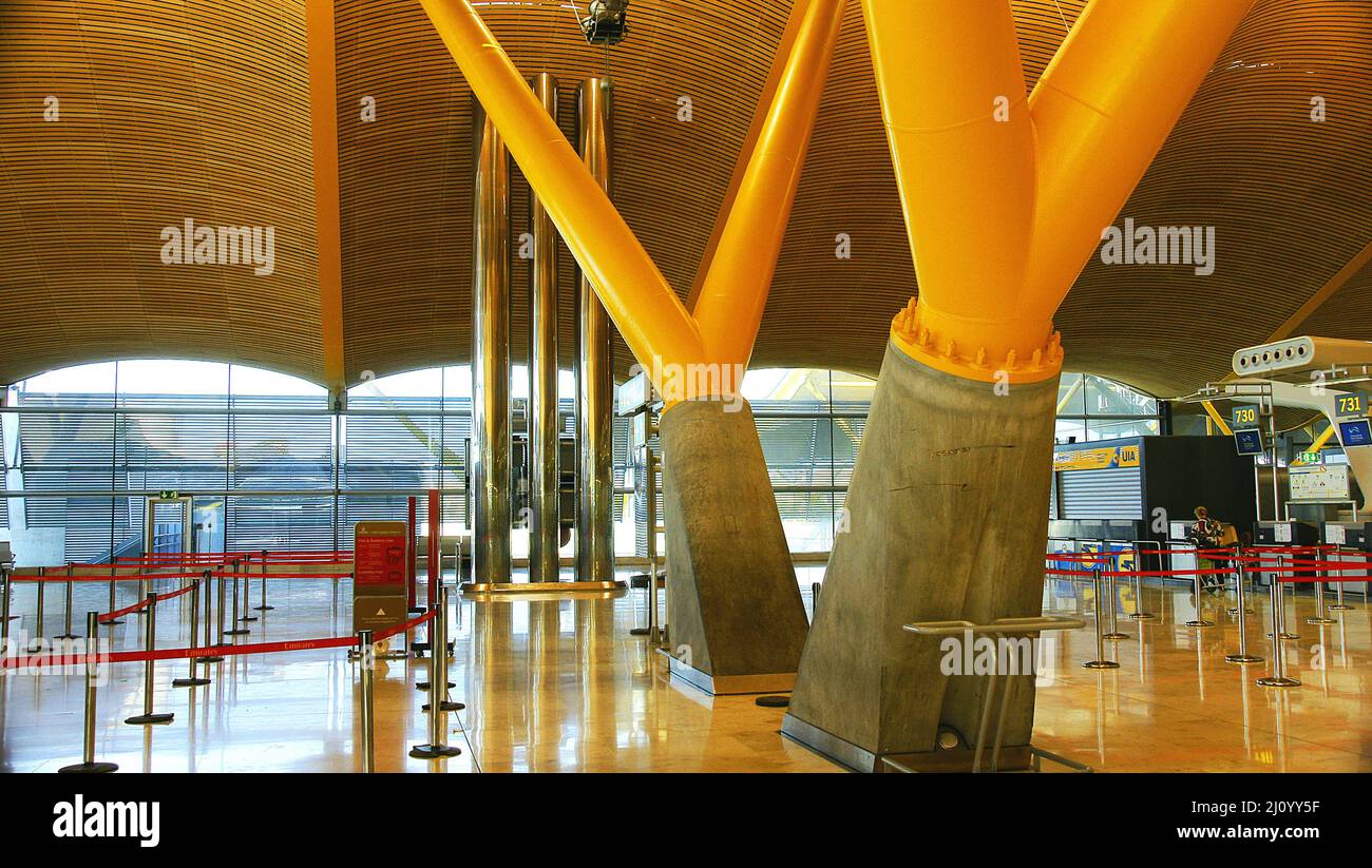 Detail der Stützsäulen im Innenkorridor des Flughafens Madrid-Barajas T4, Spanien, Europa Stockfoto