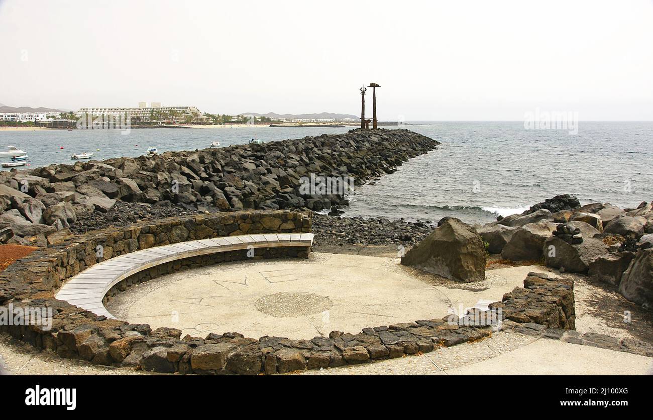 Wellenbrecher mit Spielzeugskulptur von Erjo auf Lanzarote, Kanarische Inseln, Spanien, Europa Stockfoto