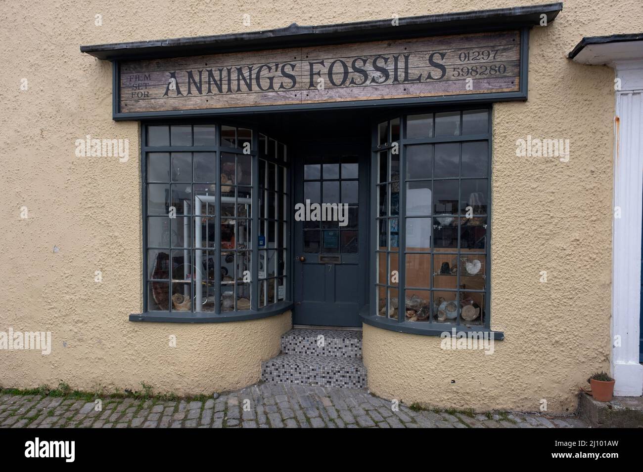 Anning's Fossils Shop, Lyme Regis, Dorset, Großbritannien, die für den Film Ammonite verwendet wurde, ein das Haus und die Werkstatt von Mary Anning. Stockfoto