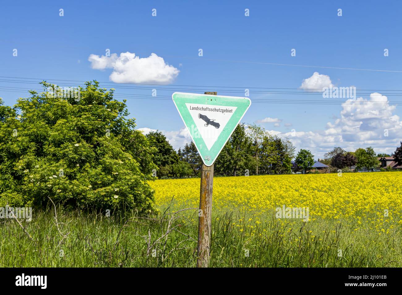 Bezeichnung eines Landschaftsschutzgebietes vor einem Rapsfeld Stockfoto