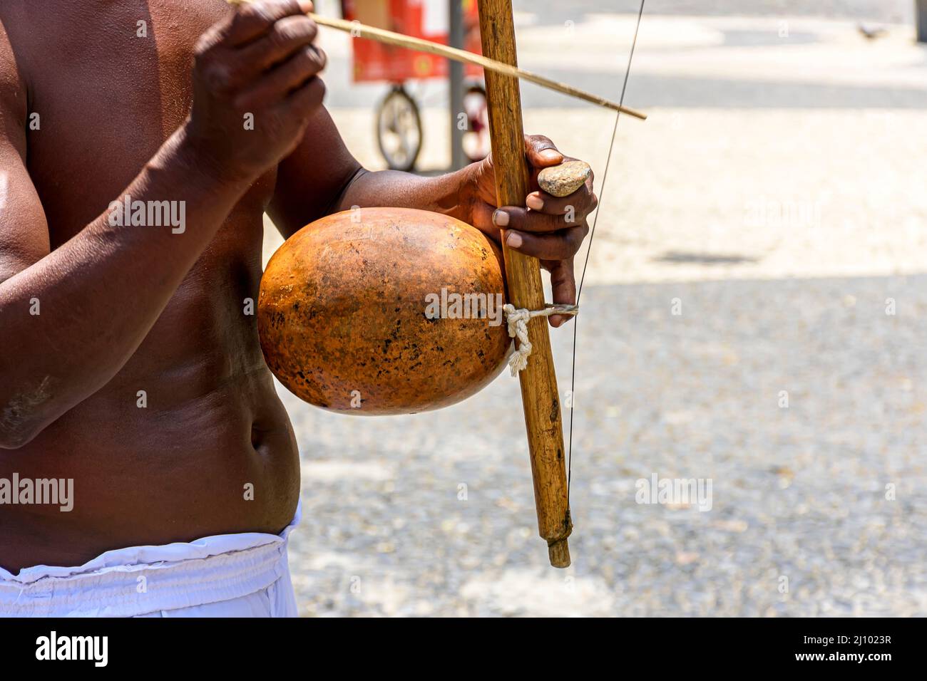Musiker spielen traditionelle Instrumente, die in Capoeira verwendet werden, einer Mischung aus Kampf und Tanz aus afro-brasilianischer Kultur in den Straßen von Pelourinho in Salva Stockfoto