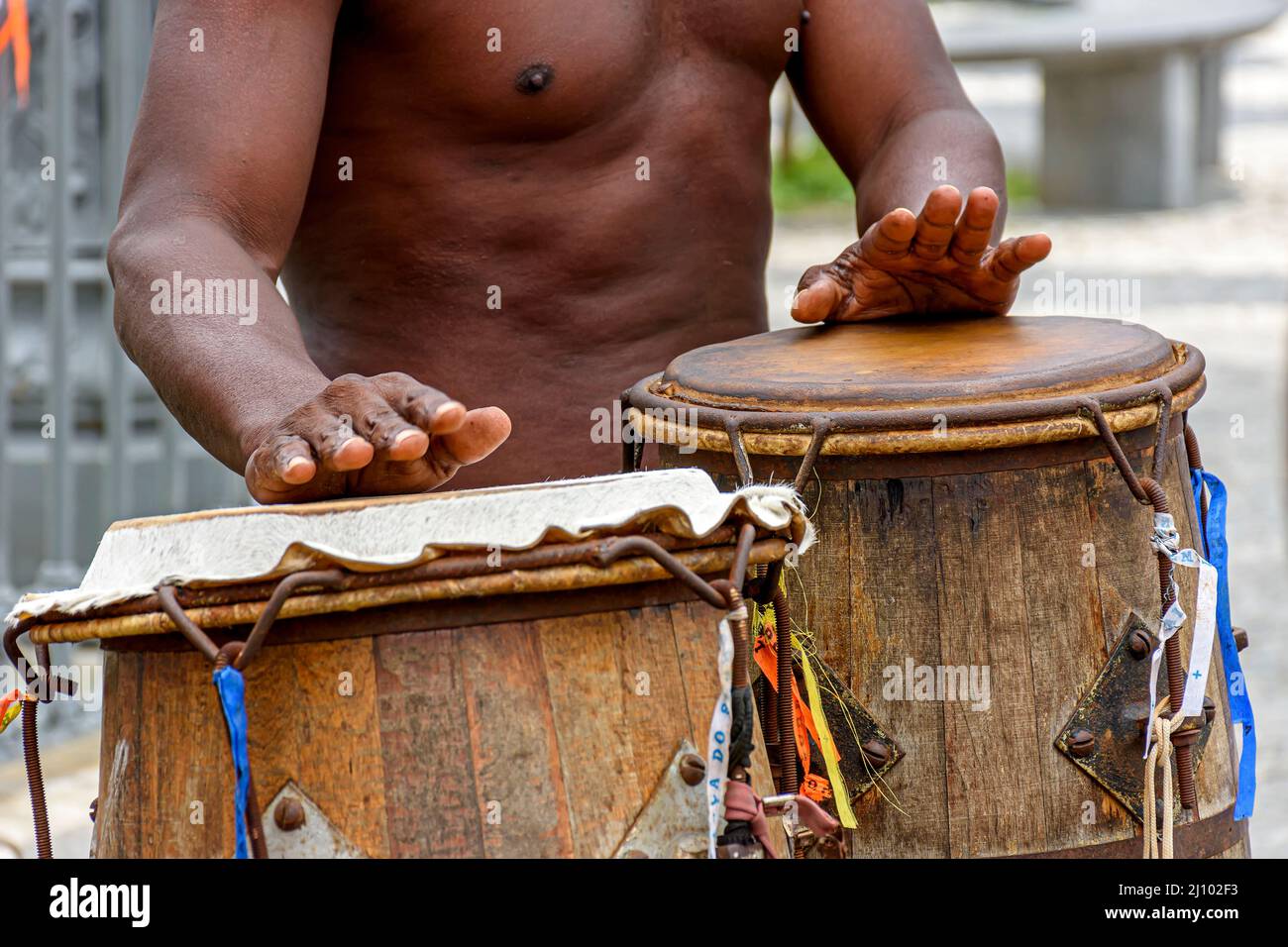 Musiker spielen traditionelle Instrumente, die in Capoeira verwendet werden, einer Mischung aus Kampf und Tanz aus afro-brasilianischer Kultur Stockfoto